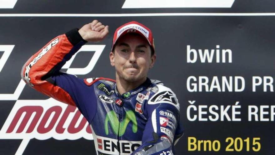 Jorge Lorenzo salta en el podio para celebrar su victoria en el circuito de Brno.