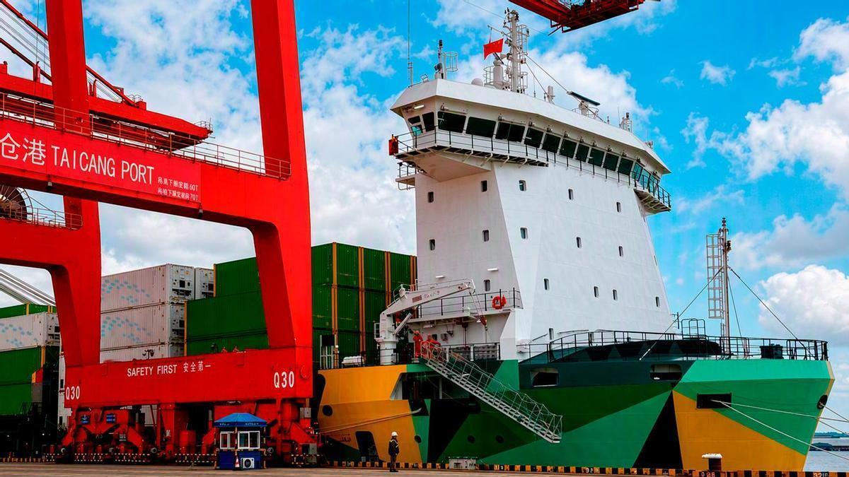 El buque en las operaciones de carga en el puerto chino de Taicang.