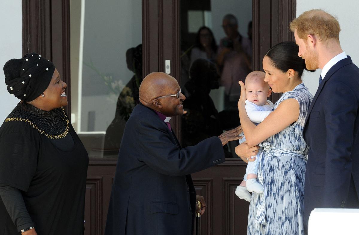 Desmond Tutu y su esposa, Leah, durante su encuentro con Los duques de Sussex y su hijo, Archie, en la Tutu Legacy Foundation, en Ciudad del Cabo, el 25 de seprtembre del 2019