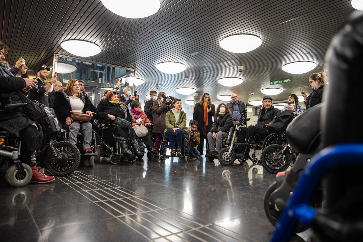 Personas con movilidad reducida piden mejoras en trenes, buses y estaciones para evitar accidentes y obstáculos en el acceso al transporte público