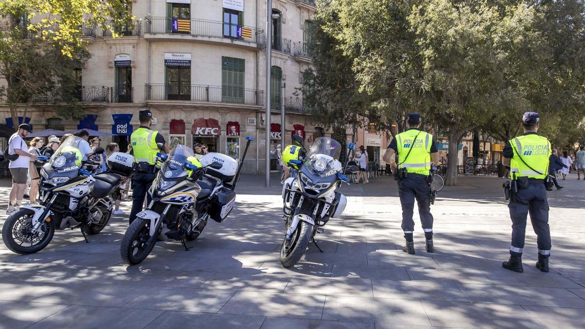 Policía Local en tareas de vigilancia en la plaza España.