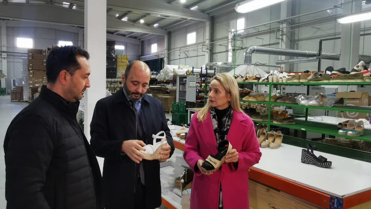 El director del Info visita la fábrica de Calzado Adulomar, acompañado de la alcaldesa de Cehegín, Alicia del Amor
