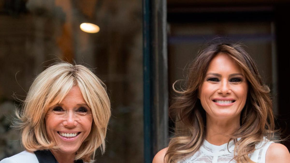 Brigitte Macron, con esmoquin blanco y negro, y Melania Trump, con vestido de Elie Saab, en Bélgica