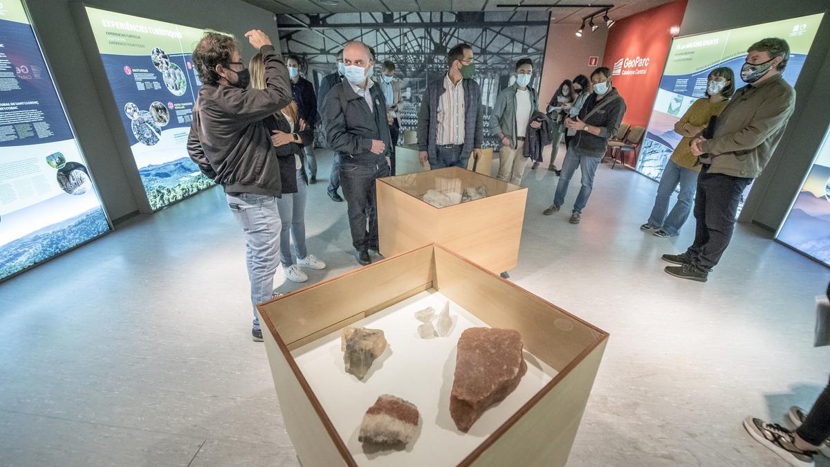 Representants del Geoparc amb els avaluadors al centre explicatiu de la Botjosa, l&#039;octubre passat