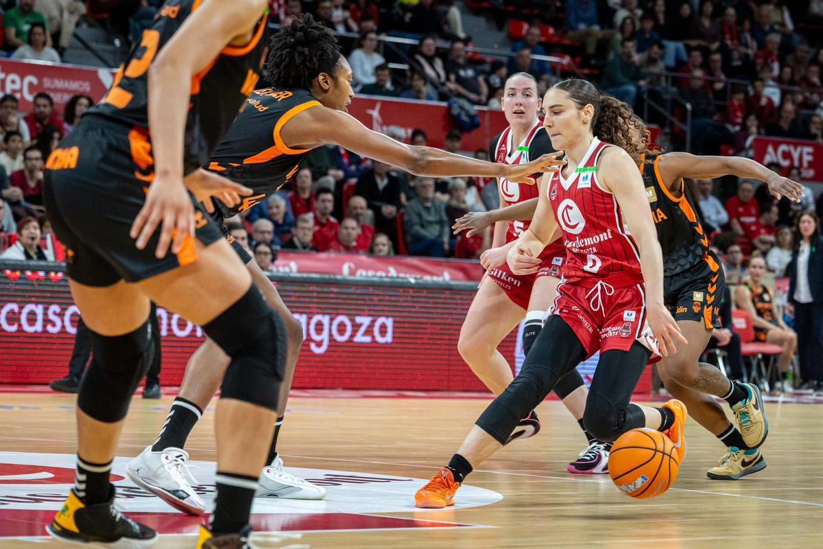 Carla Leite trata de avanzar ante la defensa de Alexander en el duelo en el Felipe