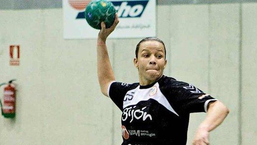 Juceli lanzando a portería en el partido ante el Balonmano Gijón.