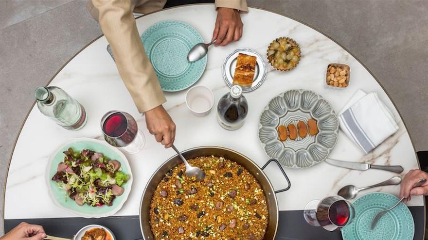 Arroz de magro y verduras en mesa de Llisa Negra