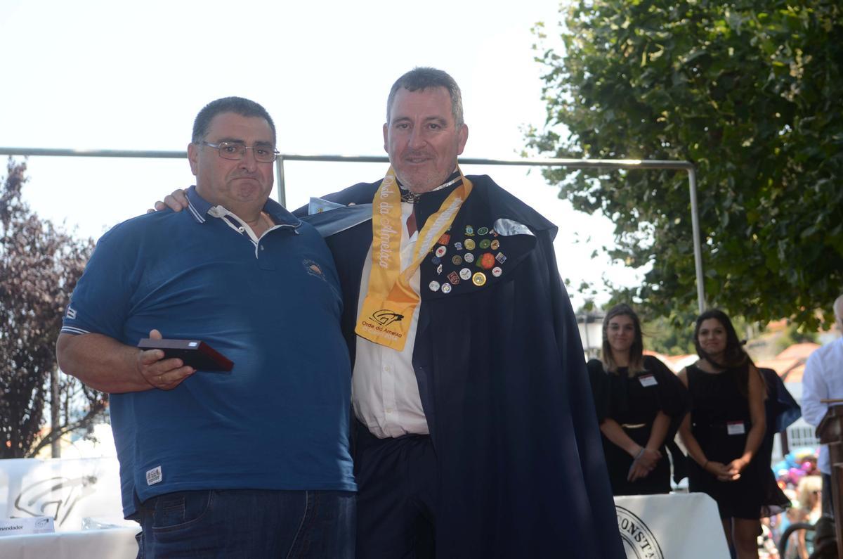 José Luis Villanueva, a la derecha, durante la fiesta de la almeja.