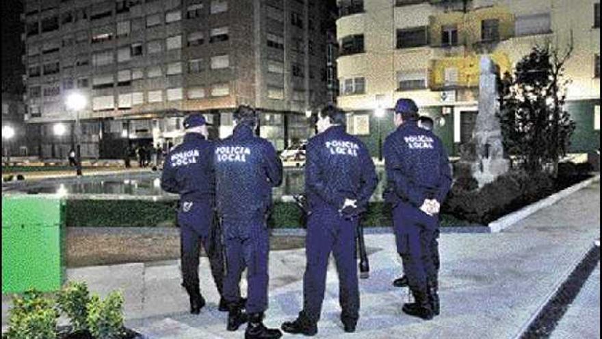 Agentes de la Policía Local, durante un control nocturno en la zona de copas de Churruca.