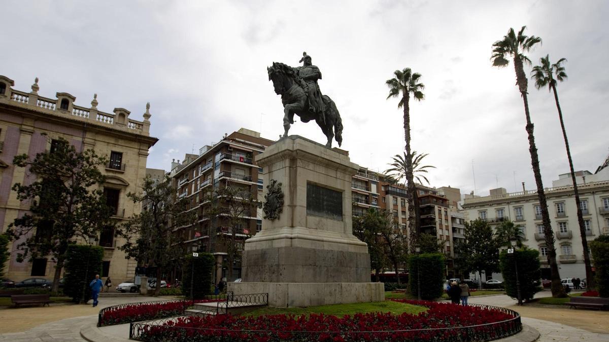 La estatua de Jaume I en el Parterre de València