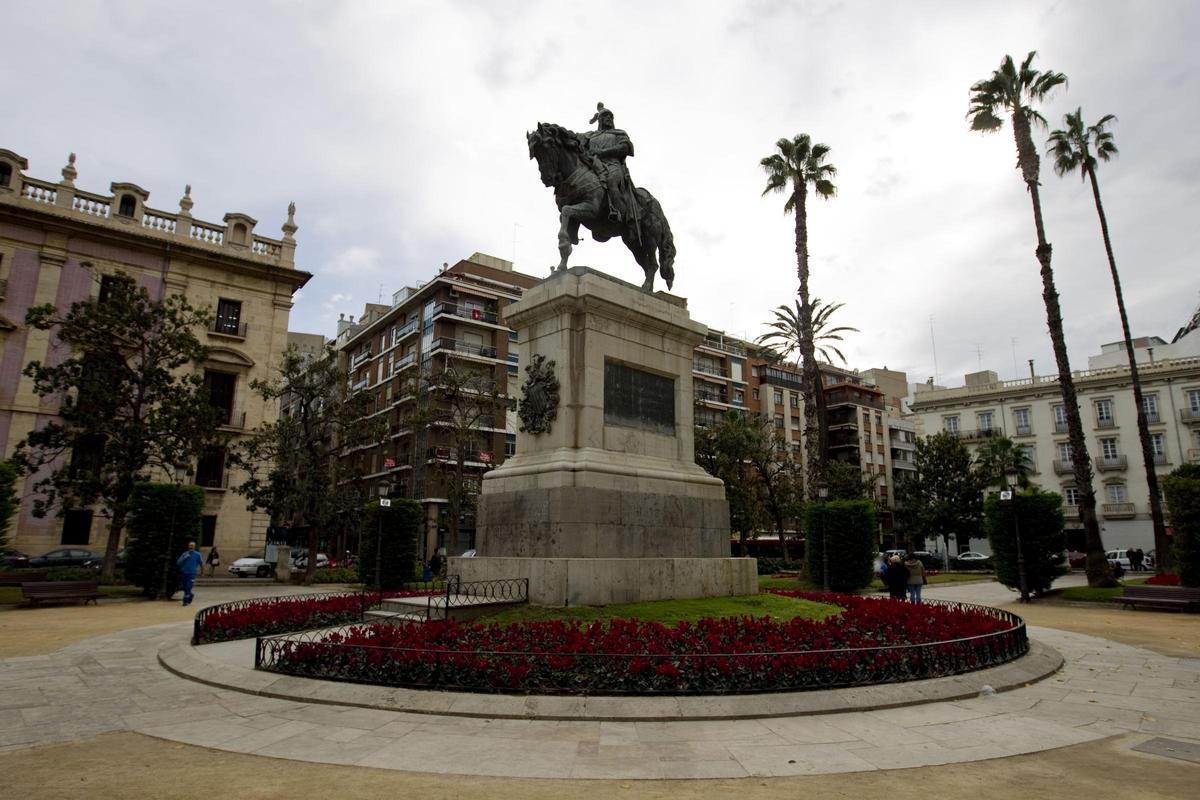La estatua de Jaume I en el Parterre de València