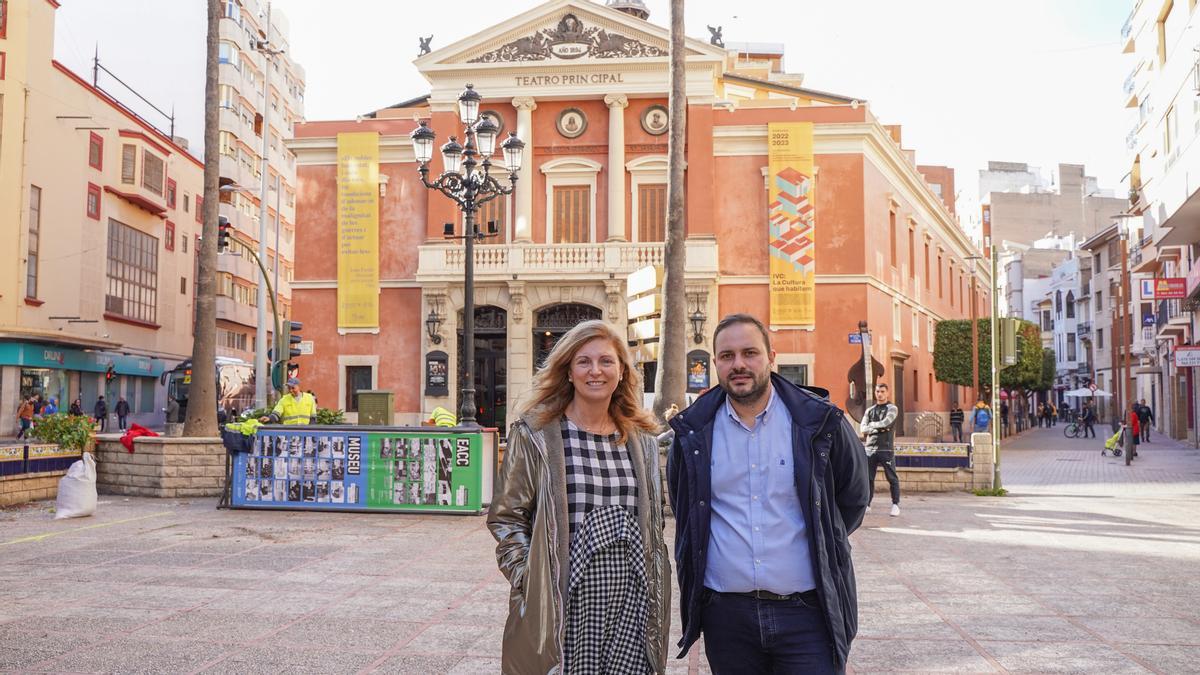 La alcaldesa de Castelló, Amparo Marco, junto con el concejal de Urbanismo, José Luis López, este lunes en la plaza de la Paz.