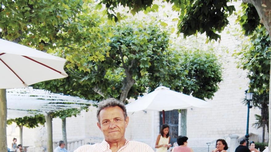 El oftalmólogo Jeroni Nadal, en la plaza de Binissalem. // P.C.