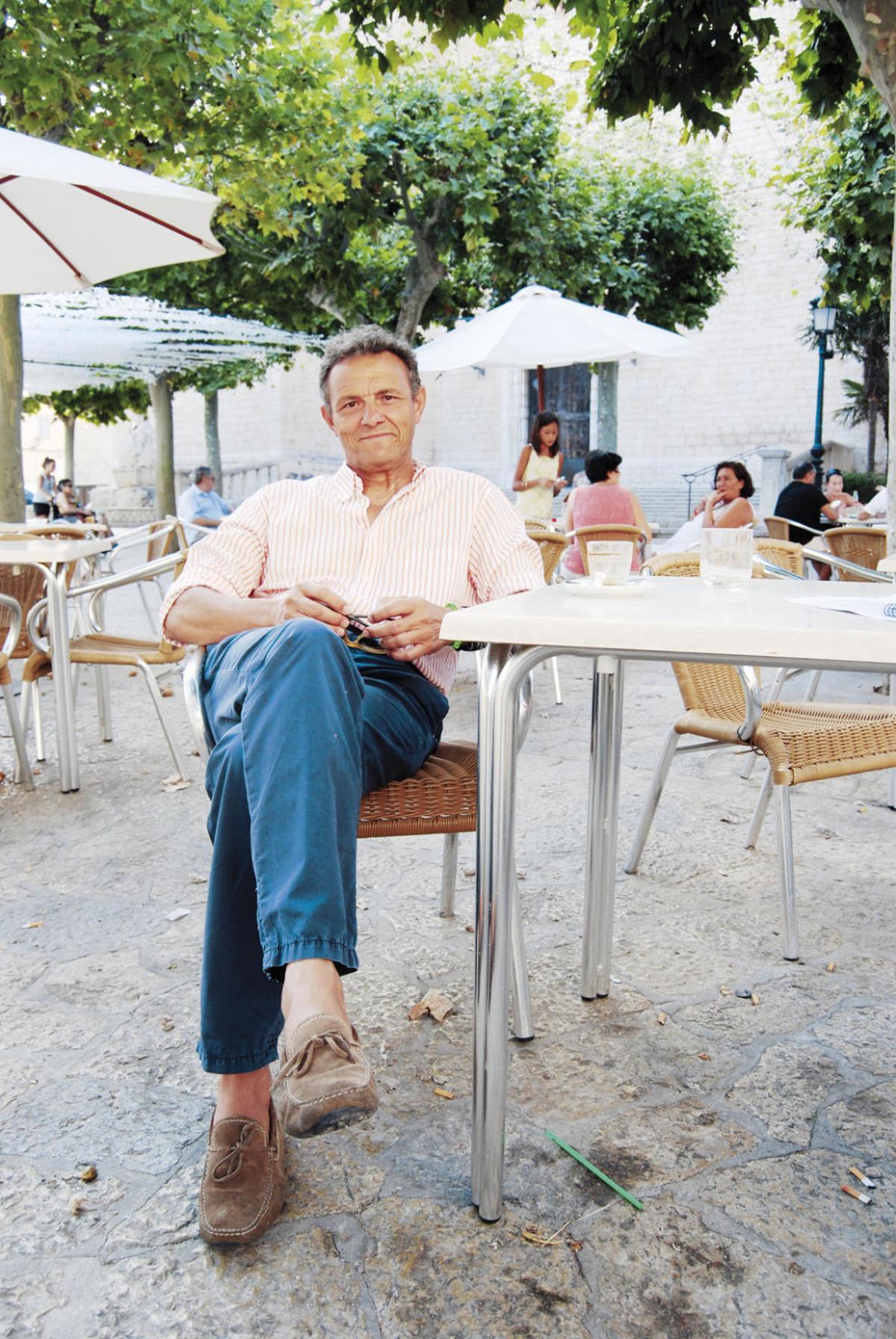 El oftalmólogo Jeroni Nadal, en la plaza de Binissalem. // P.C.