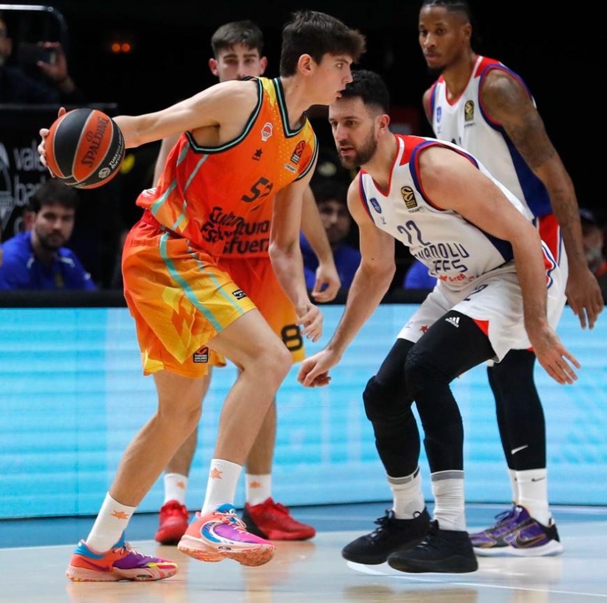 De Larrea, en los instantes finales del partido contra Anadolu Efes