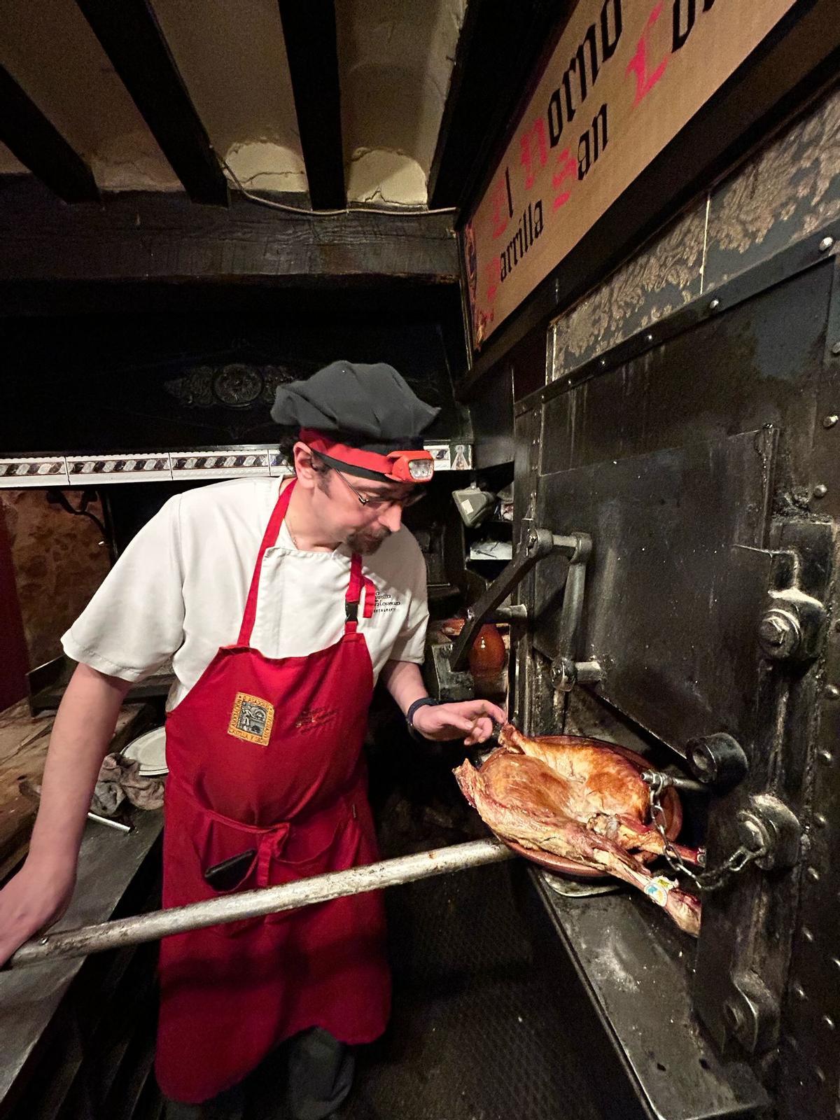 Un cocinero, en 'La parrilla de San Lorenzo'