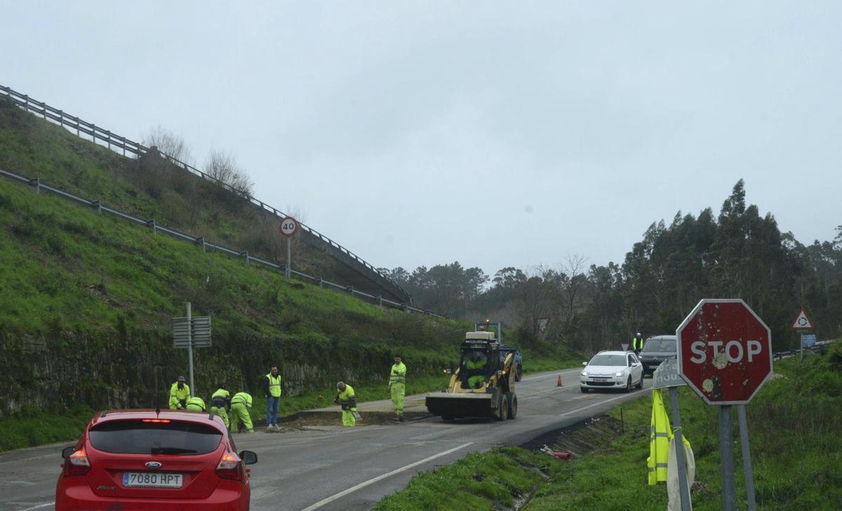 Obras de reparación del firme en la carretera provincial que va al polígono de Castiñeiras. | GONZALO NÚÑEZ