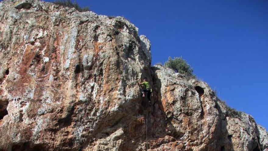 Varios escaladores en La Araña