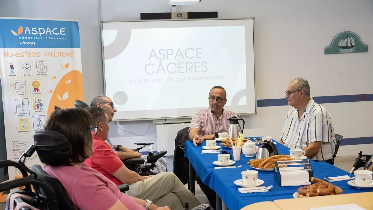 "Nos tratan como a un mueble": la dura frase que golpea en la visita de Morales a Aspace Cáceres