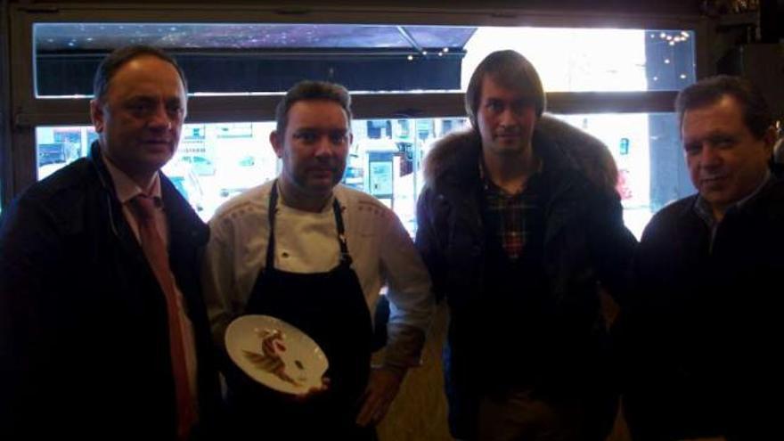 Otero, Adriá, Sueiro y el empresario Cándido Iglesias, ayer, en el restaurante Tiquets Tapas de Barcelona.