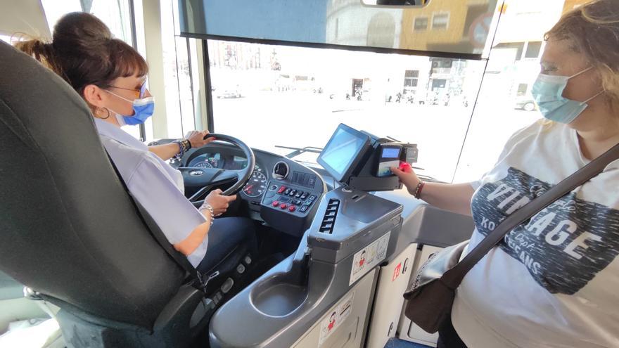 Usuarios del bus en Badajoz: &quot;Nos acostumbraremos al autobús más barato, pero luego subirá&quot;
