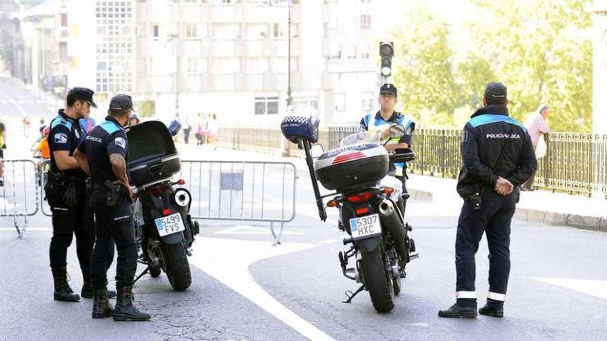 Policías locales, ayer, en labores de vigilancia en el Día da Bici. // Jesús Regal