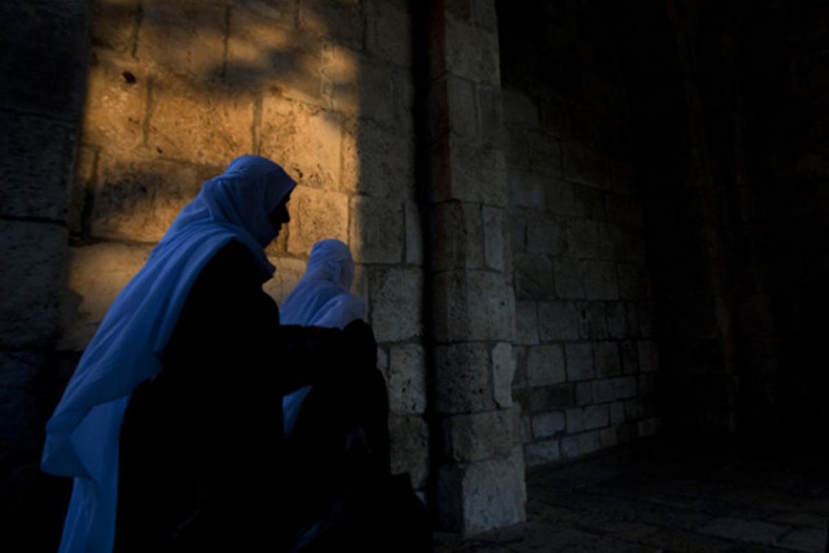 Una dona passeja davant la porta de Jaffa, situada a la muralla de Jerusalem acabada de restaurar.