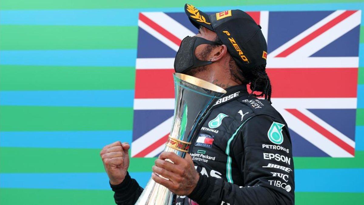 Hamilton celebra su victoria en el podio
