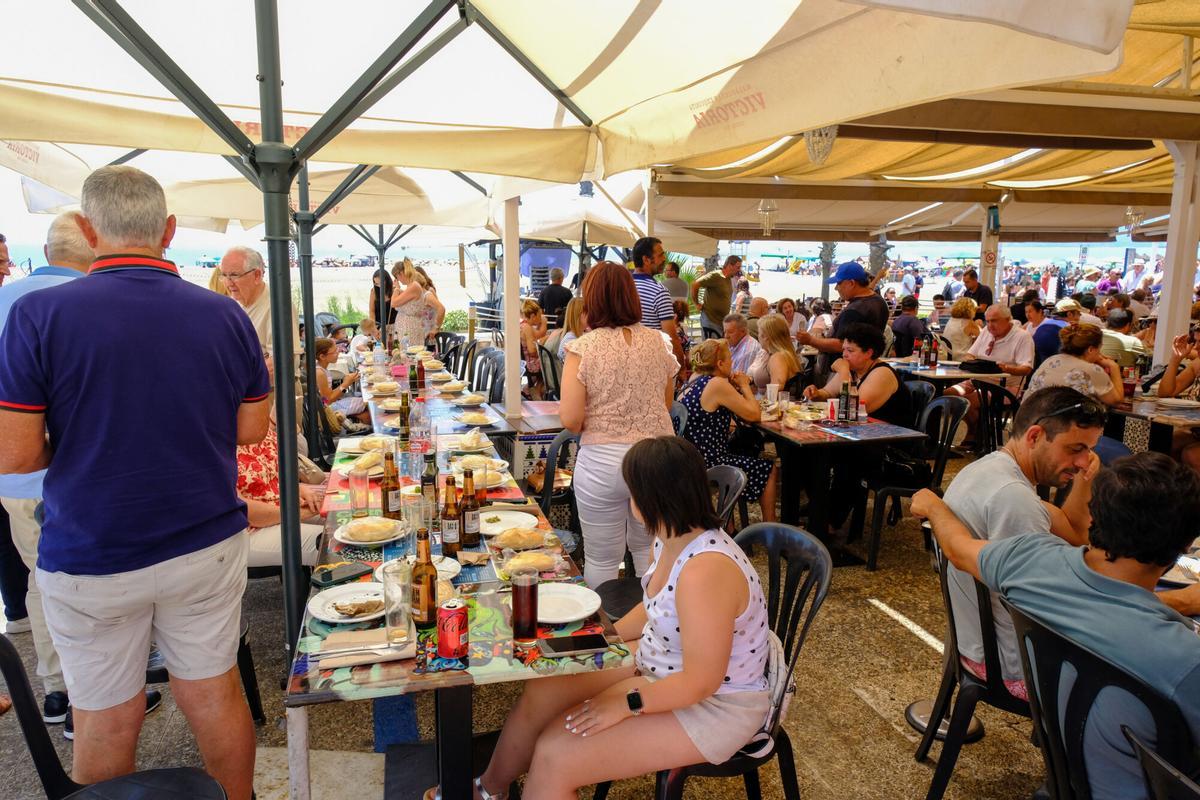El primer domingo de verano se salda con playas abarrotadas y chiringuitos llenos