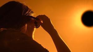 Mirar el Sol sense la protecció adequada pot provocar lesions oculars greus i irreversibles.