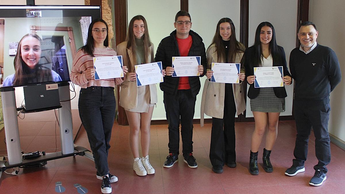 Alumnos de Ontinyent premiados por sus excelentes calificaciones en Secundaria.