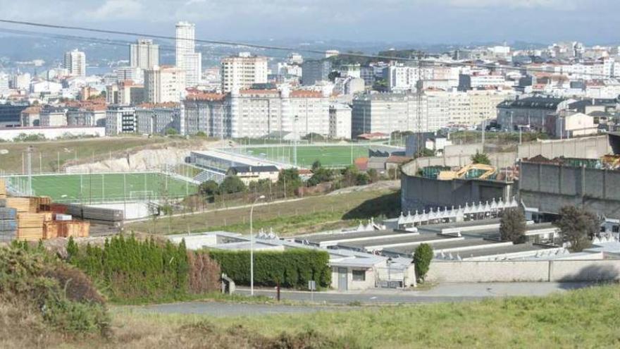 Maderas Peteiro, con el cementerio de Visma en primer término y los nuevos campos de fútbol, al fondo.