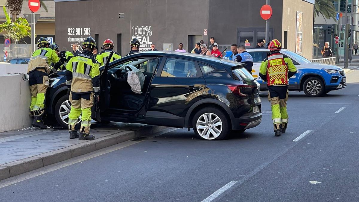 Estado en el que quedó el vehículo siniestrado por un conductor que se dio a la fuga este domingo en Santa Cruz de Tenerife.