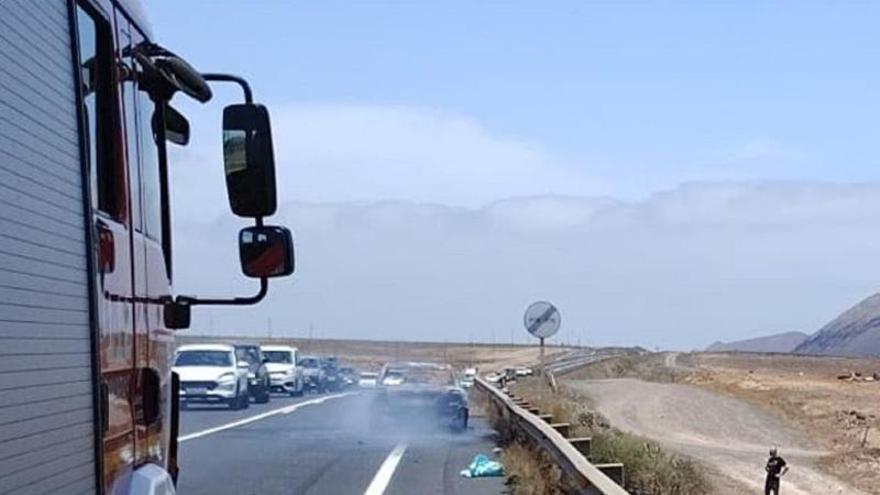 Un coche arde en la carretera del norte de Lanzarote