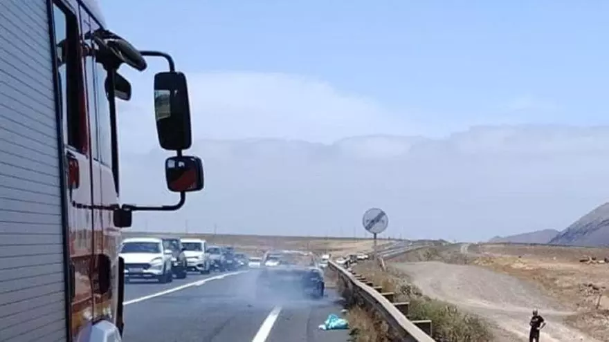 Un coche arde en la carretera del norte de Lanzarote