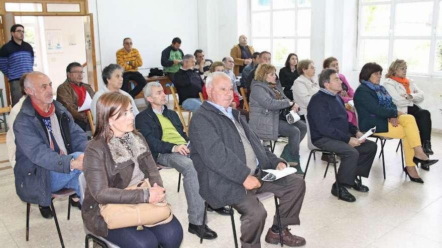 Asistentes a la asamblea de vecinos de Tirán celebrada ayer.  // Santos Álvarez