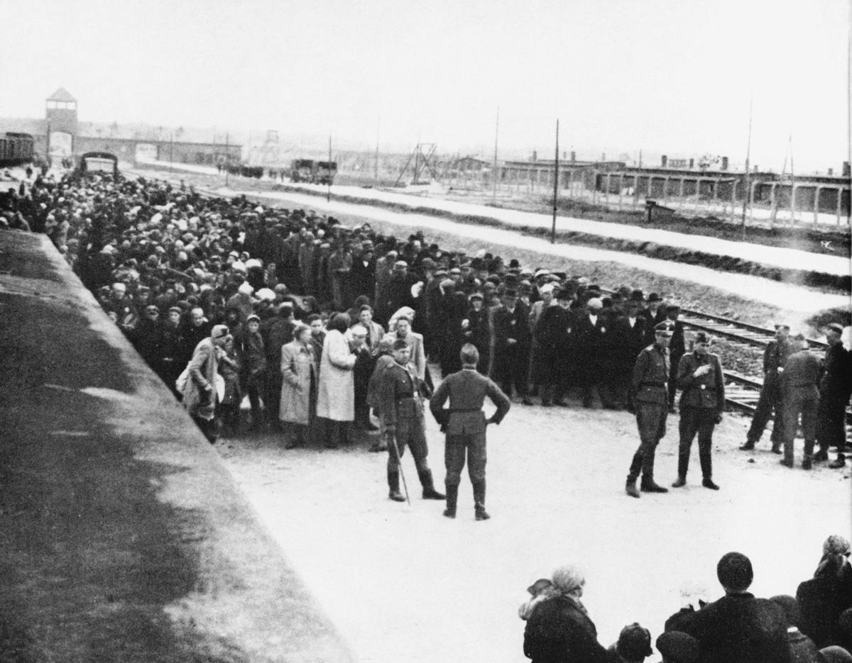 Prisioneros judíos húngaros llegan al campo de concentración de Auschwitz-Birkenau en junio de 1944.