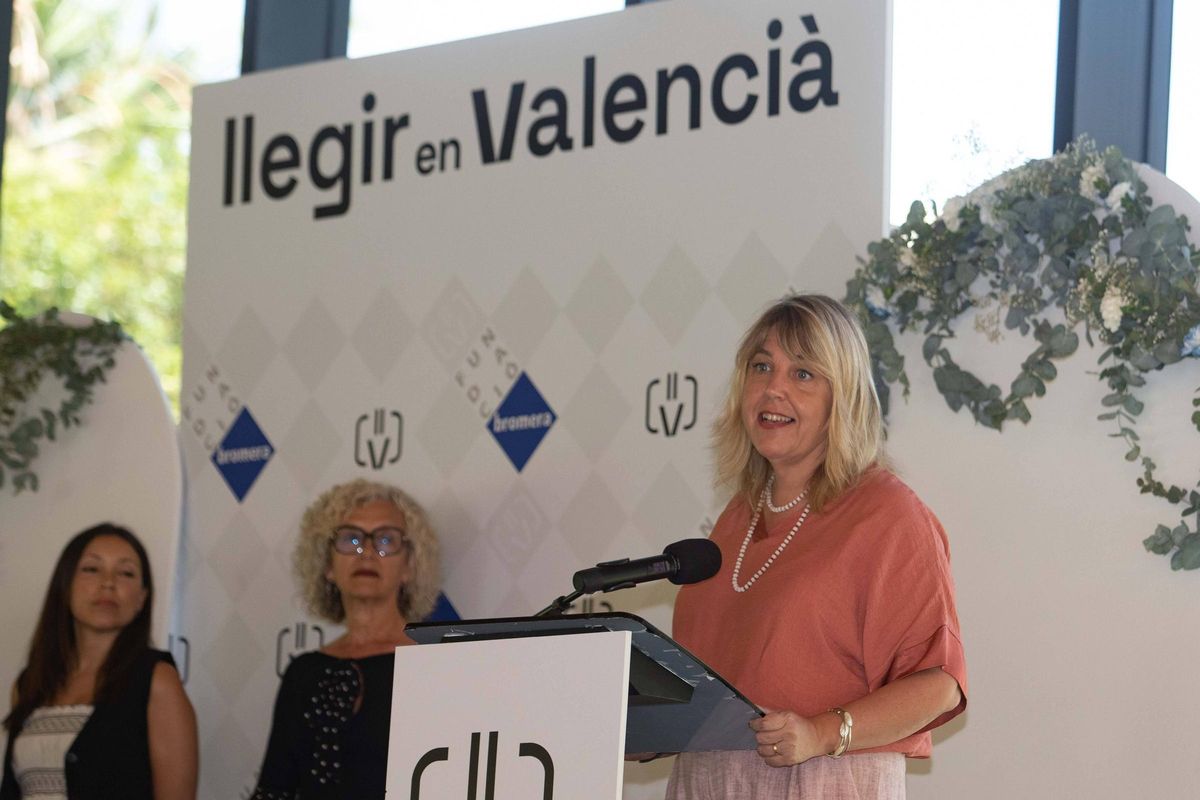 Isabel Olmos, subdirectora de Levante-EMV, a la presentació de la campanya «Llegir en valencià, la memòria de l'aigua».