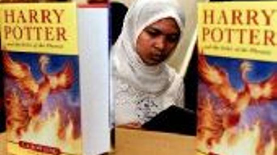 El quinto libro de Harry Potter desata la pasión en todo el mundo