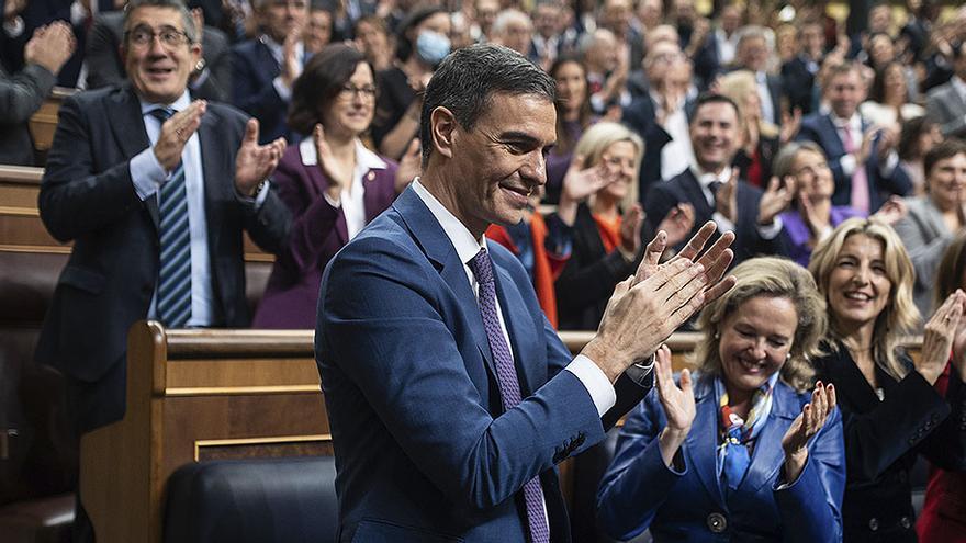 Pedro Sánchez entre aplausos después de su reelección como presidente del Gobierno tras la segunda sesión de investidura.