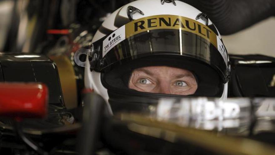 Fotografía cedida por el equipo Lotus F1 Racing que muestra al piloto finlandés Kimi Raikkonen a los mandos de su monoplaza en una sesión de entrenamiento, hoy lunes 23 de enero de 2012 en el circuito Ricardo Tormo de Valencia, España. Raikkonen se ha subido hoy por primera vez desde 2009 a un monoplaza de Fórmula Uno, el R30 que Renault utilizó en 2010, en una sesión de entrenamiento que tuvo lugar en el circuito valenciano Ricardo Tormo.