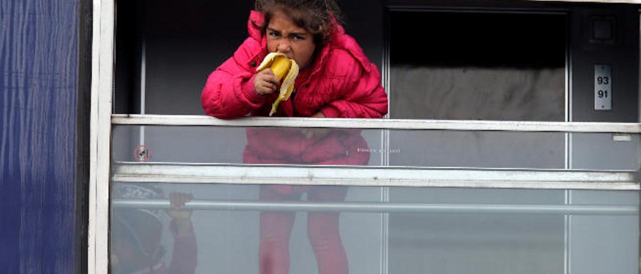 Una niña refugiada abandona el campo de Idomeni en tren.