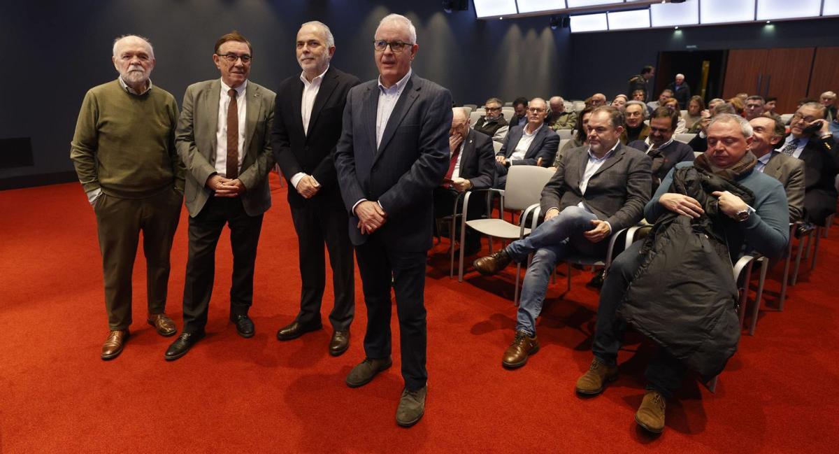 Por la izquierda, Víctor García Oviedo, Juan Vázquez, José Manuel Ferreira y Ramiro Lomba, ayer, en el Club LA NUEVA ESPAÑA, con Juan Cofiño y Carlos Paniceres detrás, sentados entre el público. | LUISMA MURIAS