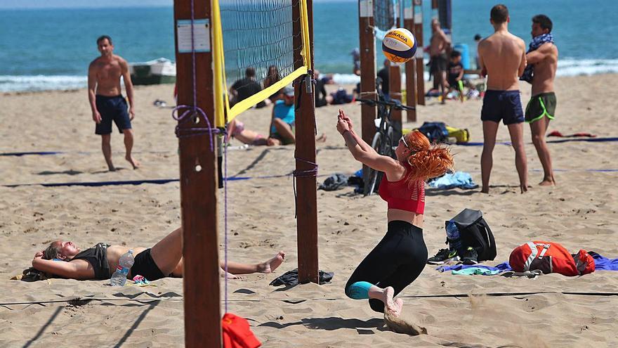 Playa y terrazas se llenan el Viernes Santo