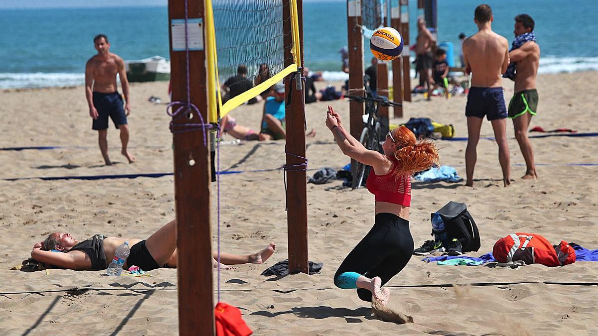 El buen tiempo llenó la playa de la Malva-rosa y animó a los visitantes a practicar deporte.  | F. CALABUIG