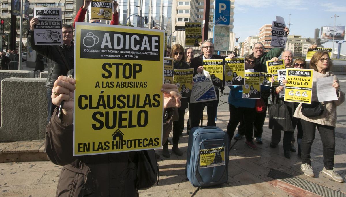 Una protesta de afectados por las cláusulas abusivas de las hipotecas, en imagen de archivo.