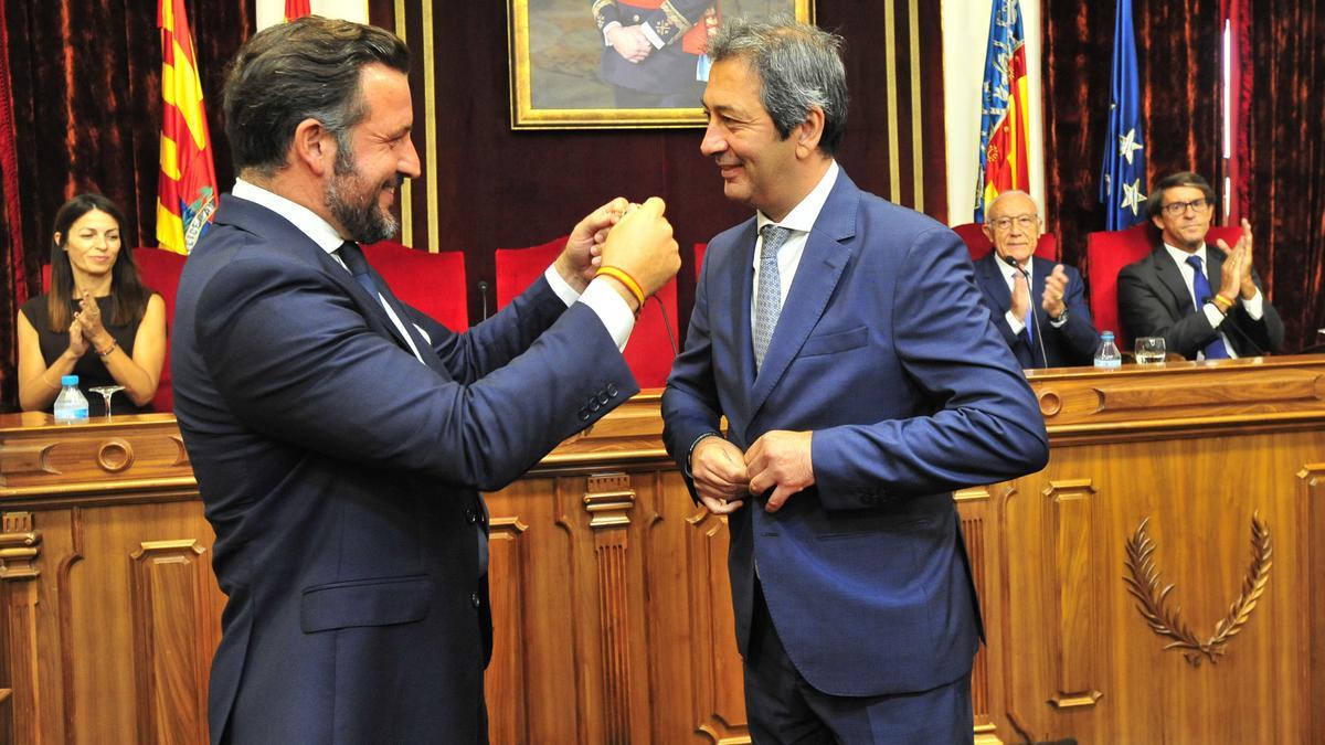 El alcalde Pablo Ruz y el vicepresidente Vicente Barrera, en el momento de la imposición de la distinción