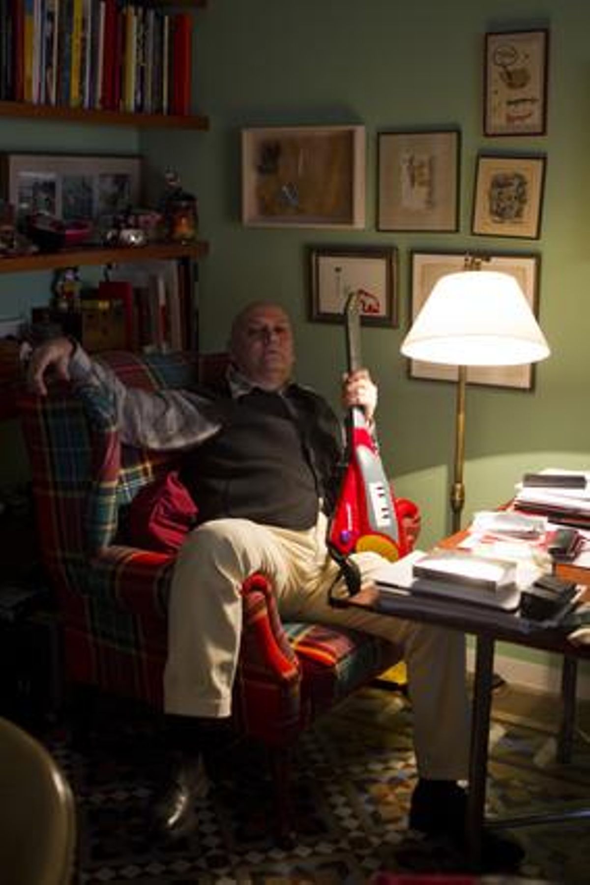 L’artista Carlos Pazos, en un racó del seu domicili. L’artista Carlos Pazos, en un racó del seu domicili.