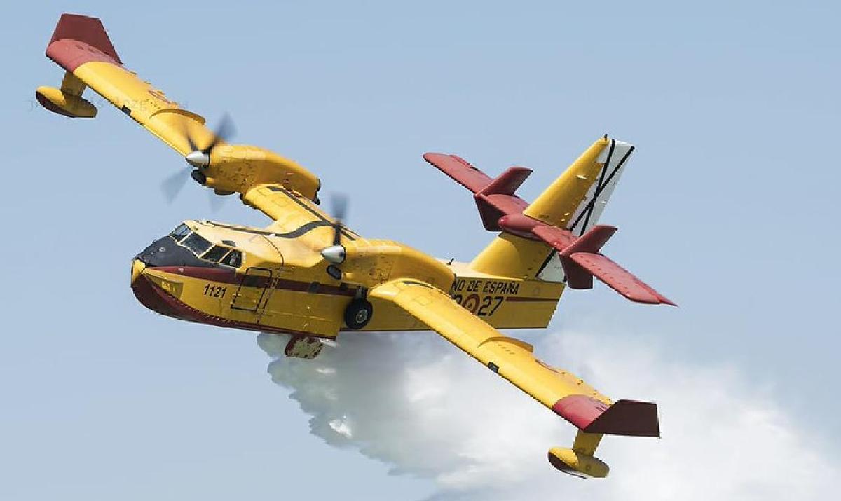 Un hidroavión del Ejército del Aire suelta su carga de agua.