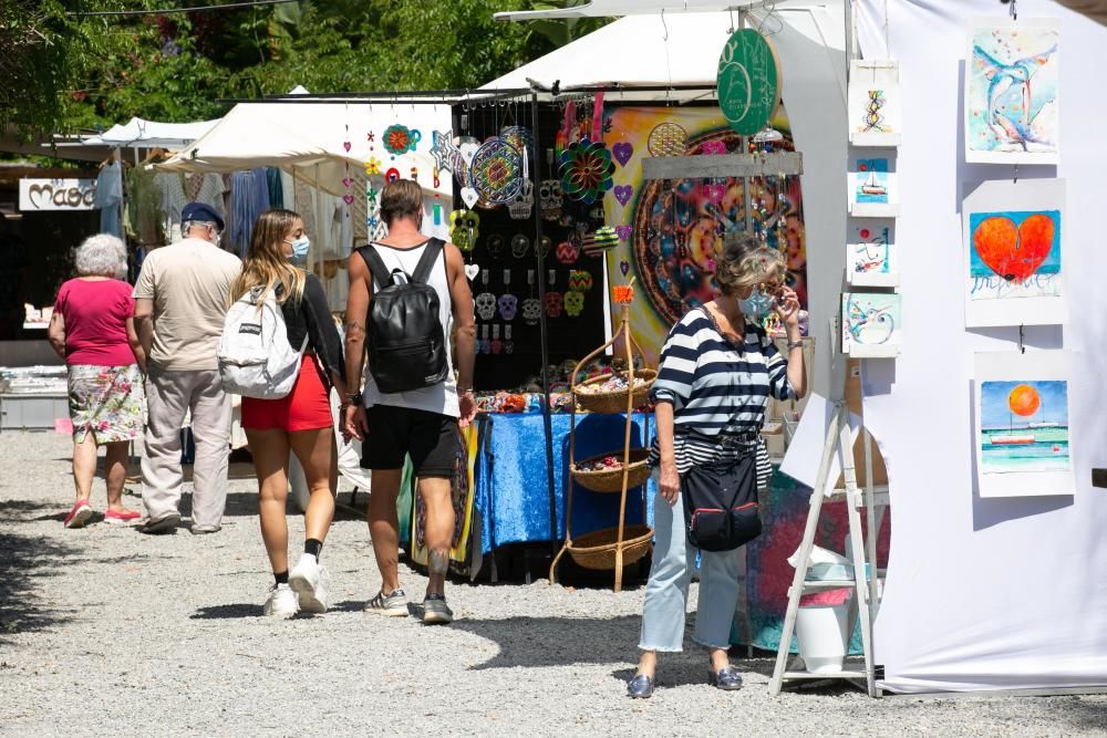 El popular mercadillo hippy de Sant Carles reabre sus puertas adaptado a todas las medidas sanitarias por el coronavirus